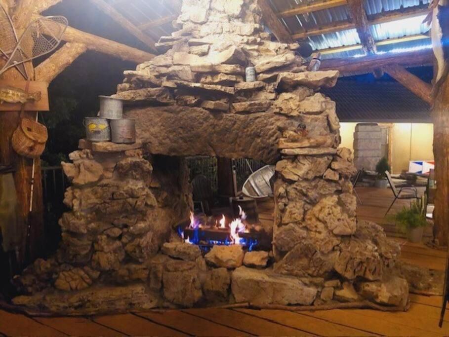 Stonegate Lodge King Bed Wifi 50In Roku Tv Salt Water Pool Room #102 Eureka Springs Exterior photo