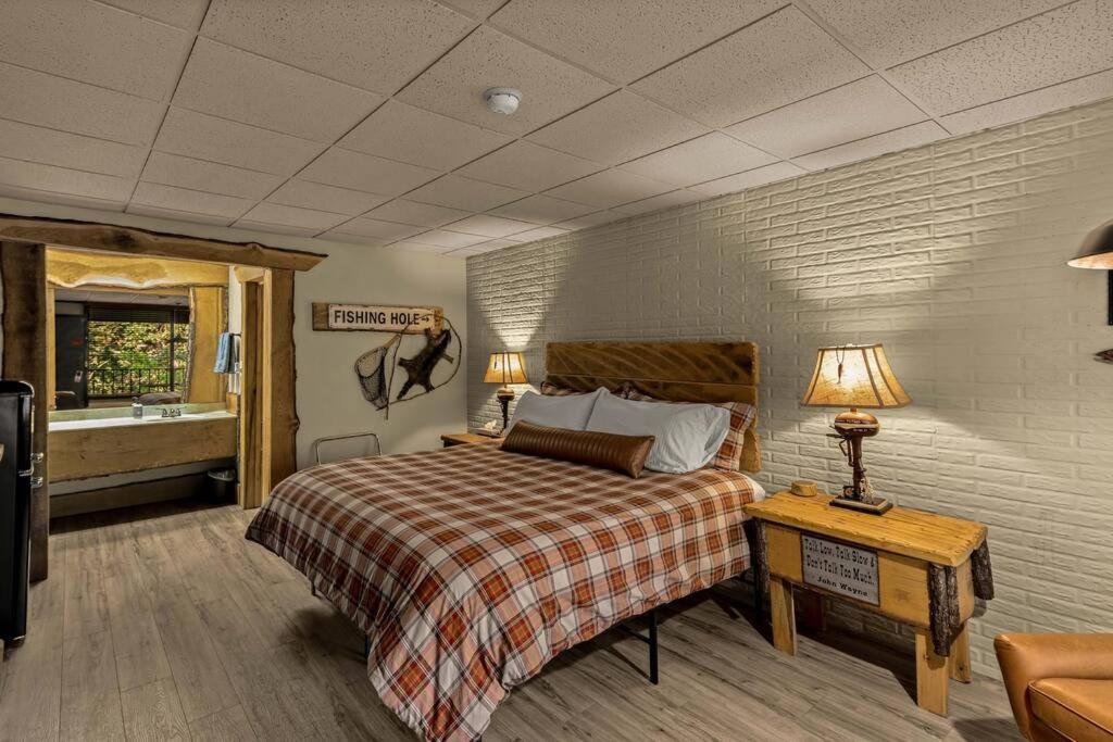 Stonegate Lodge King Bed Wifi 50In Roku Tv Salt Water Pool Room #102 Eureka Springs Exterior photo