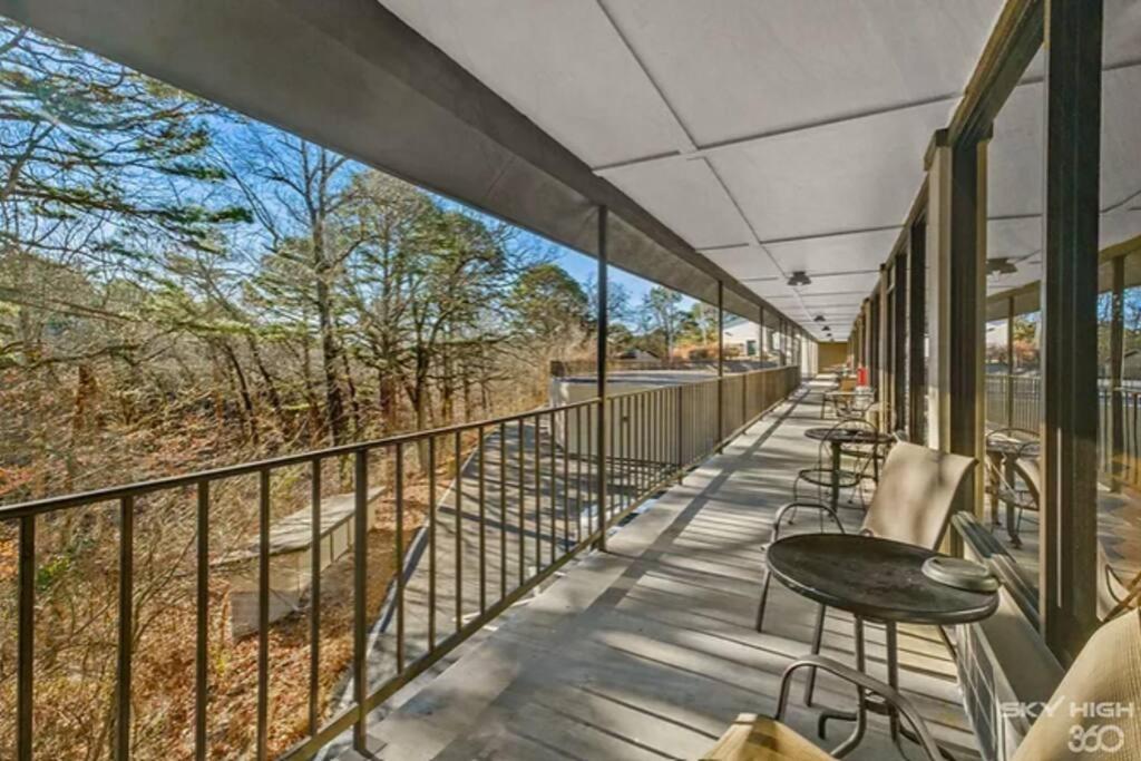 Stonegate Lodge King Bed Wifi 50In Roku Tv Salt Water Pool Room #102 Eureka Springs Exterior photo