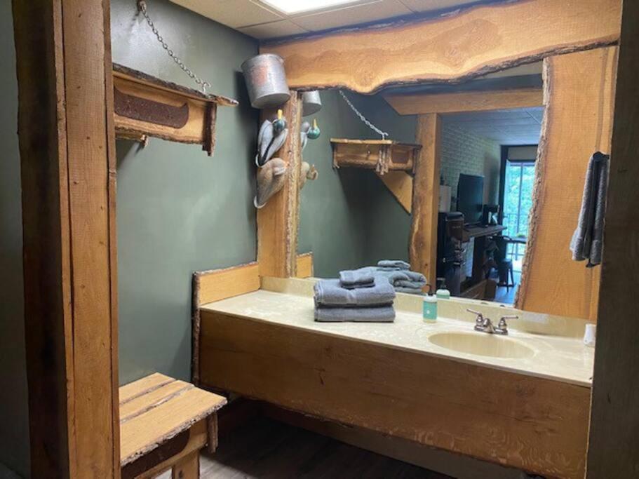 Stonegate Lodge King Bed Wifi 50In Roku Tv Salt Water Pool Room #102 Eureka Springs Exterior photo