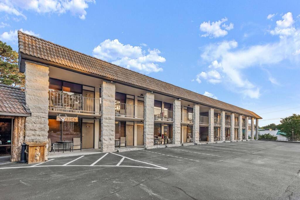 Stonegate Lodge King Bed Wifi 50In Roku Tv Salt Water Pool Room #102 Eureka Springs Exterior photo