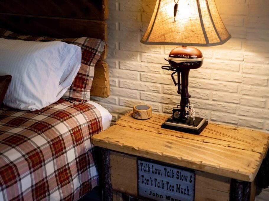 Stonegate Lodge King Bed Wifi 50In Roku Tv Salt Water Pool Room #102 Eureka Springs Exterior photo