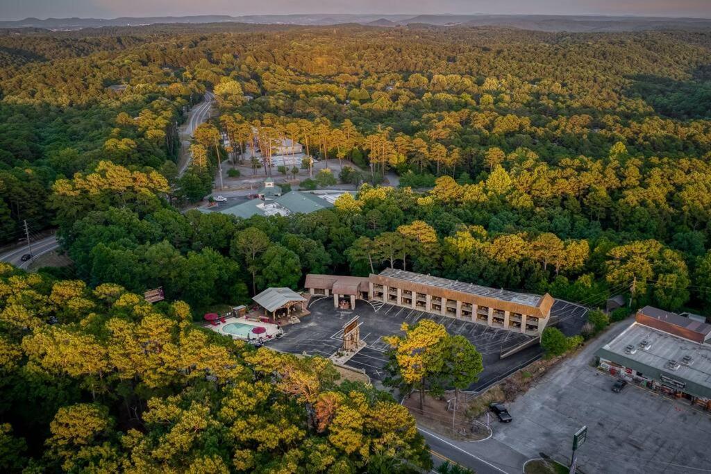 Stonegate Lodge King Bed Wifi 50In Roku Tv Salt Water Pool Room #102 Eureka Springs Exterior photo