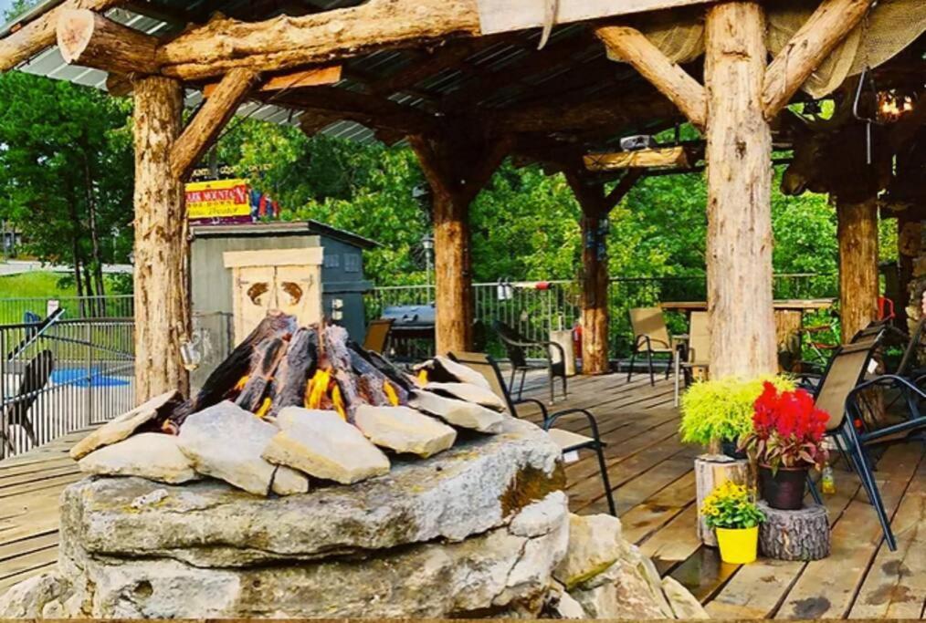 Stonegate Lodge King Bed Wifi 50In Roku Tv Salt Water Pool Room #102 Eureka Springs Exterior photo
