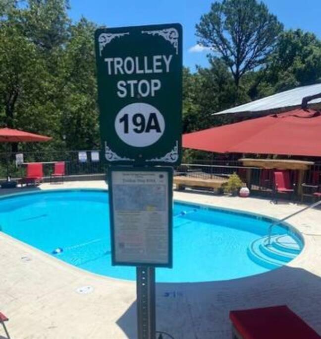 Stonegate Lodge King Bed Wifi 50In Roku Tv Salt Water Pool Room #102 Eureka Springs Exterior photo