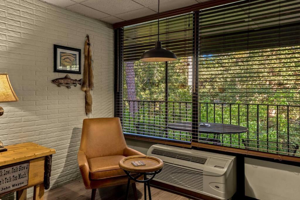 Stonegate Lodge King Bed Wifi 50In Roku Tv Salt Water Pool Room #102 Eureka Springs Exterior photo