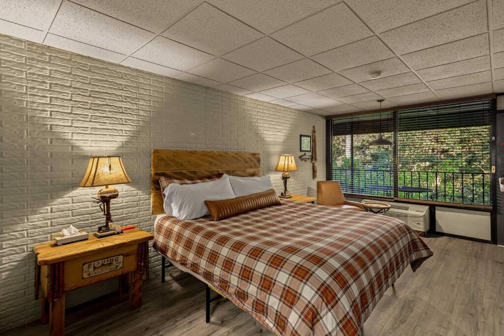 Stonegate Lodge King Bed Wifi 50In Roku Tv Salt Water Pool Room #102 Eureka Springs Exterior photo
